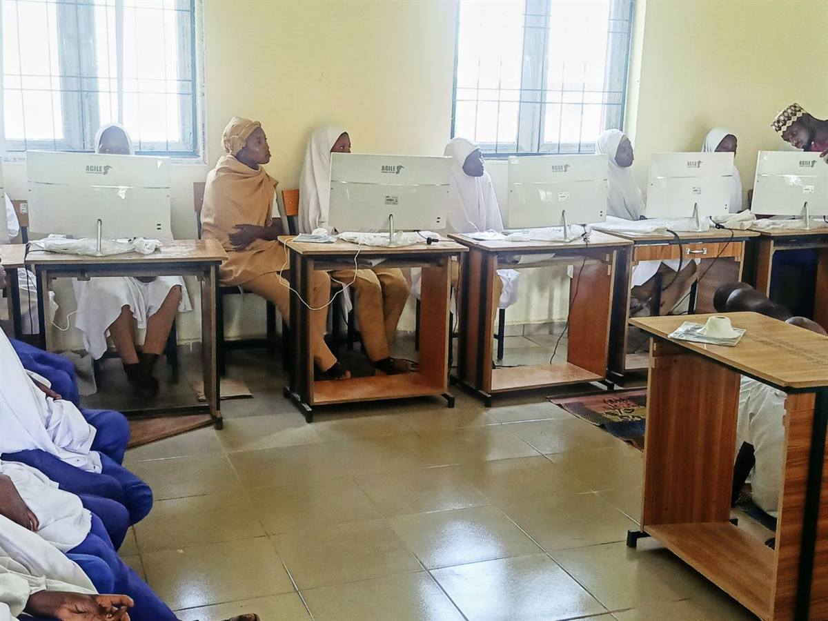 Salle informatique d'une école à Kano, au Nigéria : des élèves travaillent chacune devant un écran